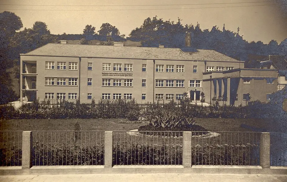 Obrázok: Fundus Hauptschule 1 Perg · Public domain Schule