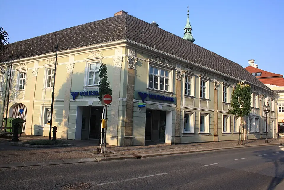 Wohn- und Geschäftshaus, Ehem. Gasthaus Zum goldenen Strauß