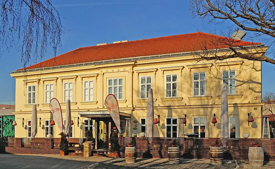 Image: Robert Heilinger · CC BY-SA 3.0 Wohnhaus, ehem. Schule