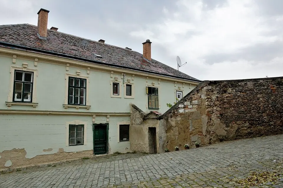 Haus u. Verbindungsmauer