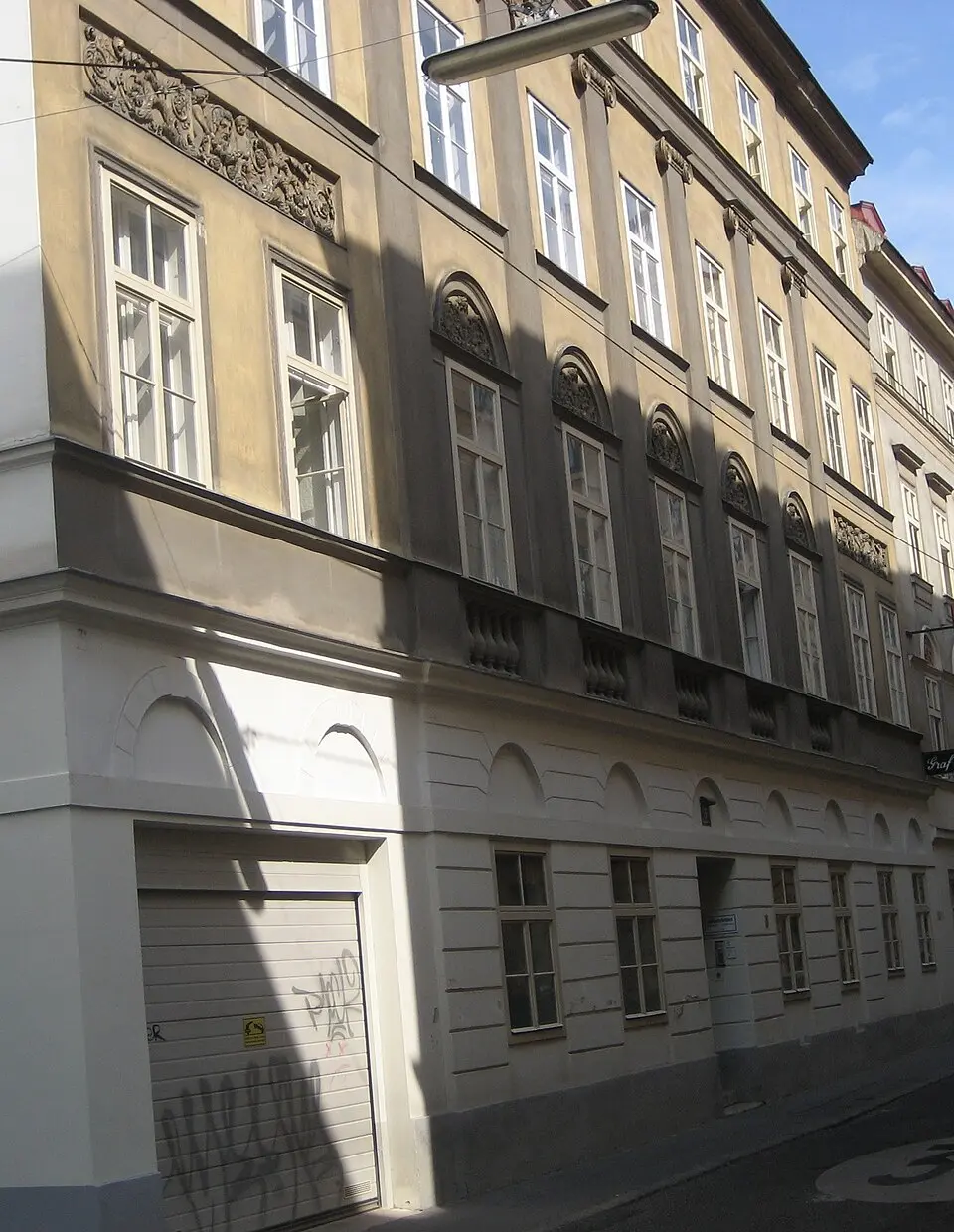 Miethaus, Hotel Graf Stadion