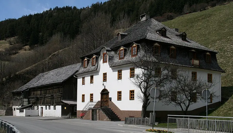 Bild: böhringer friedrich · CC BY-SA 2.5 Ehem. Paarhof, Wohnhaus und Wirtschaftsgebäude