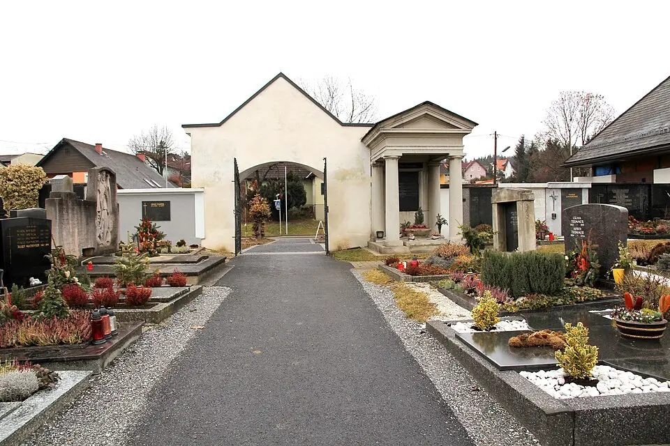Friedhof mit Torbau