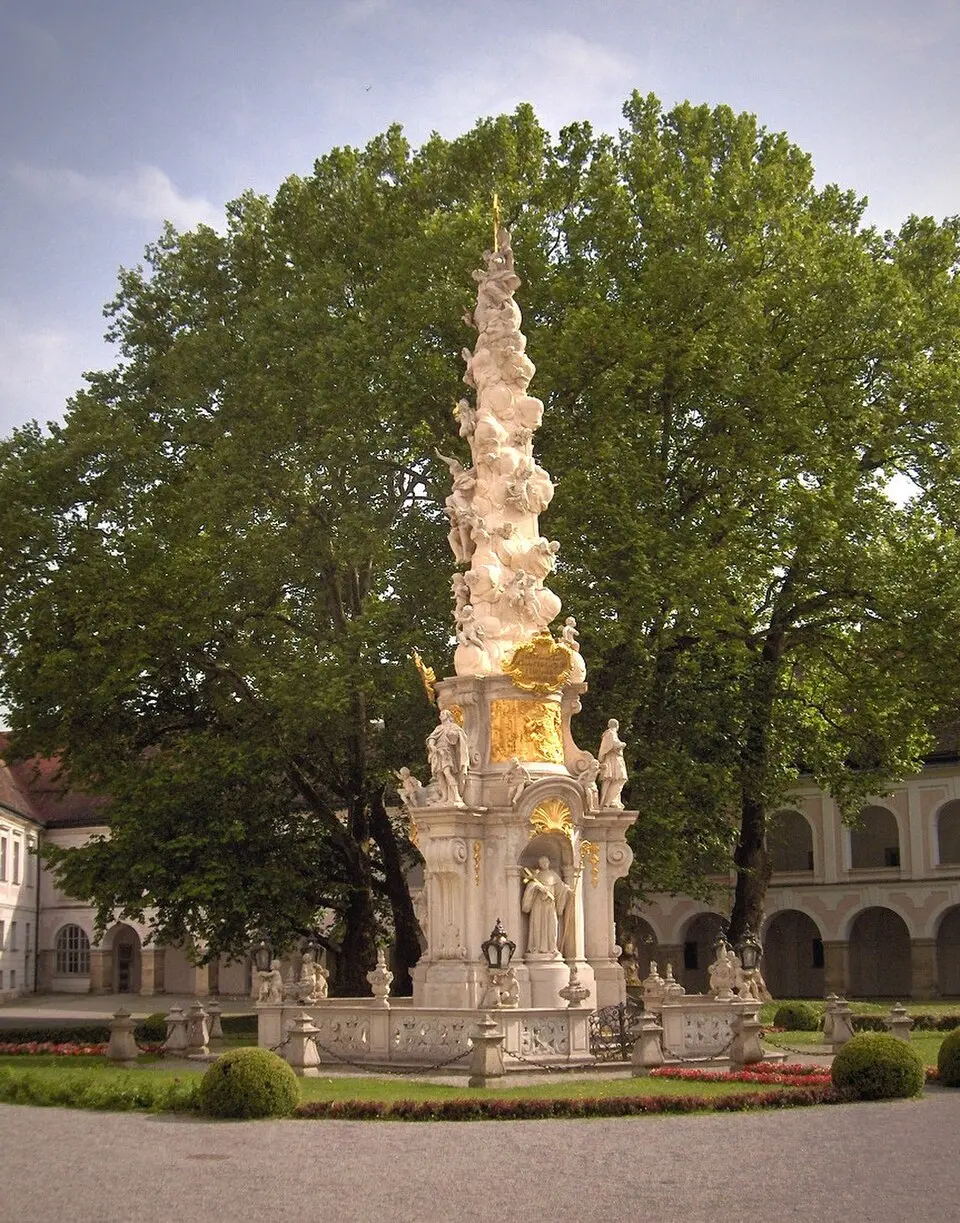 Dreifaltigkeitssäule im Stiftshof