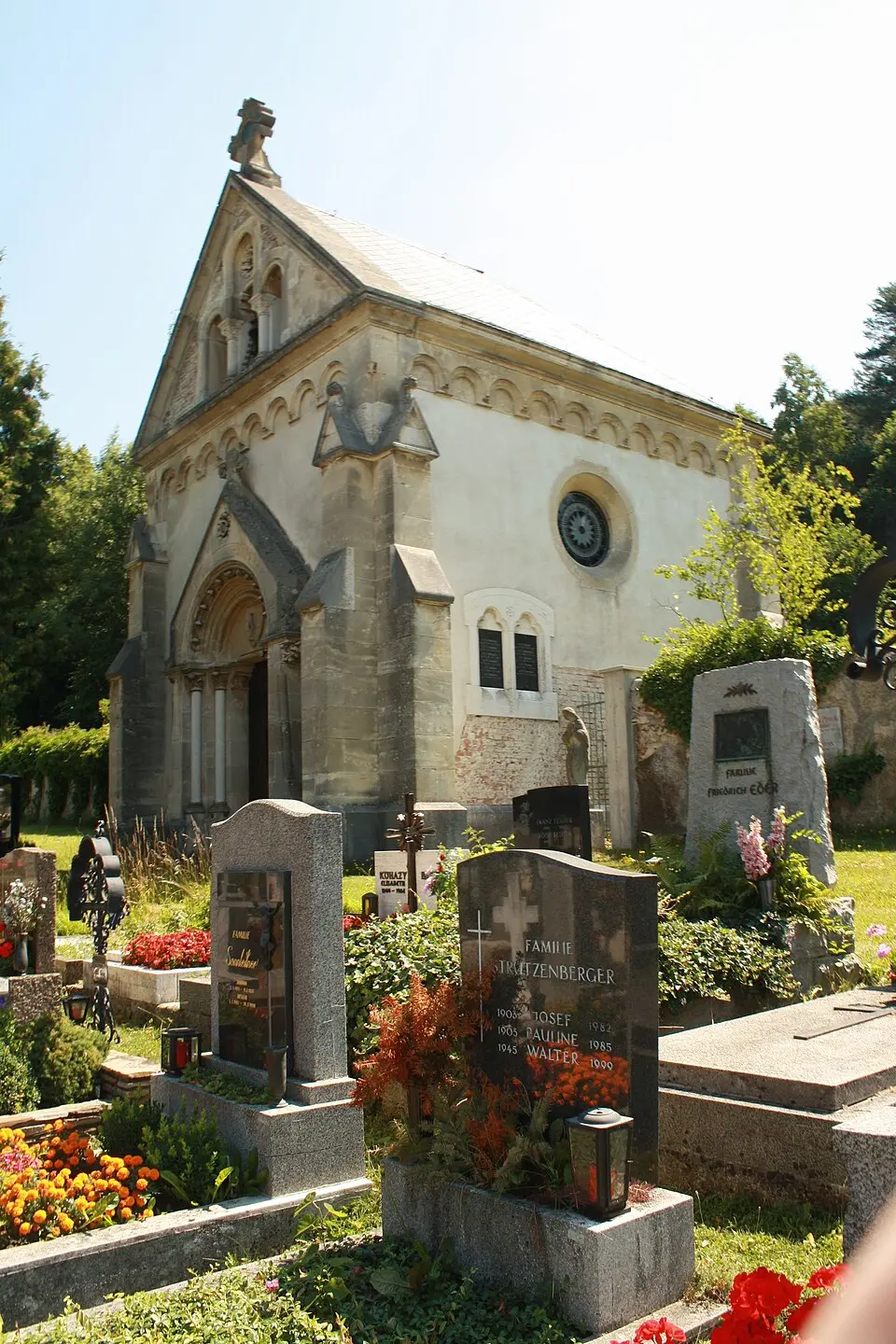 Bild: Karl Gruber · CC BY 3.0 Friedhof Heiligenkreuz, Niederösterreich