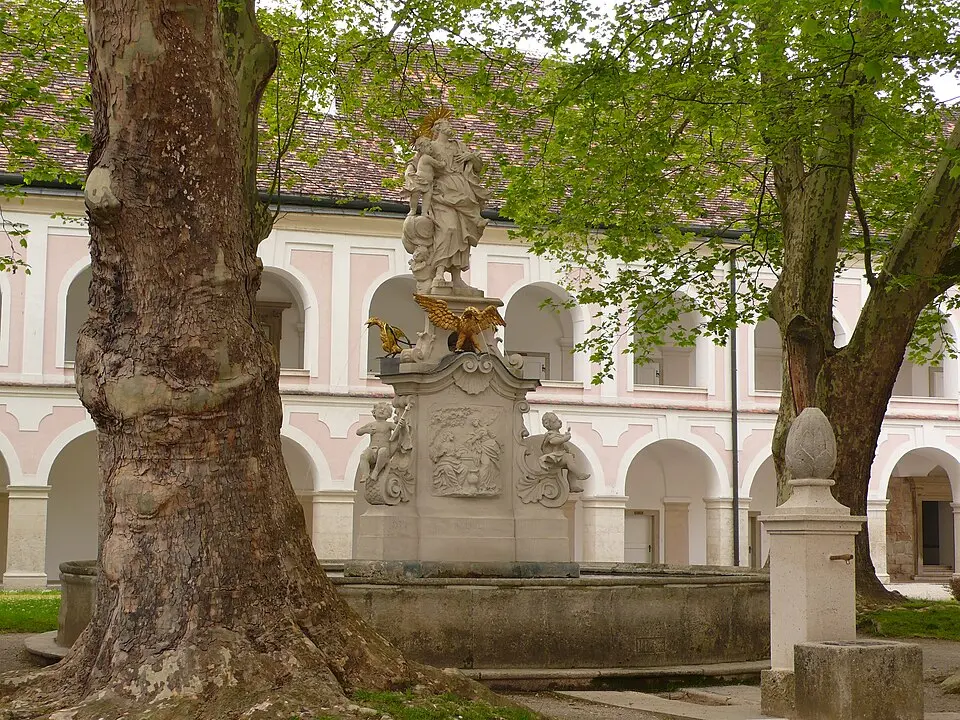 Obrázok: Welleschik · CC BY-SA 3.0 Josefsbrunnen im Stiftshof
