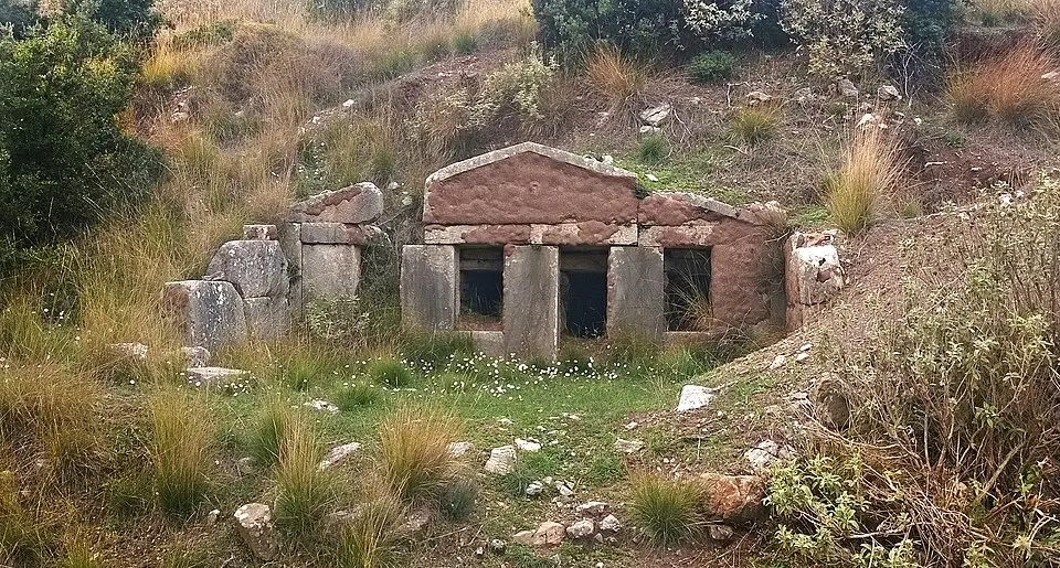 Ναόσχημοι τάφοι Αλίφειρας