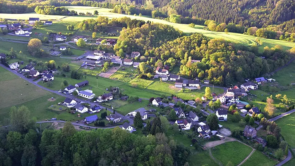 Immagine: Wolkenkratzer · CC BY-SA 4.0 Helmeroth