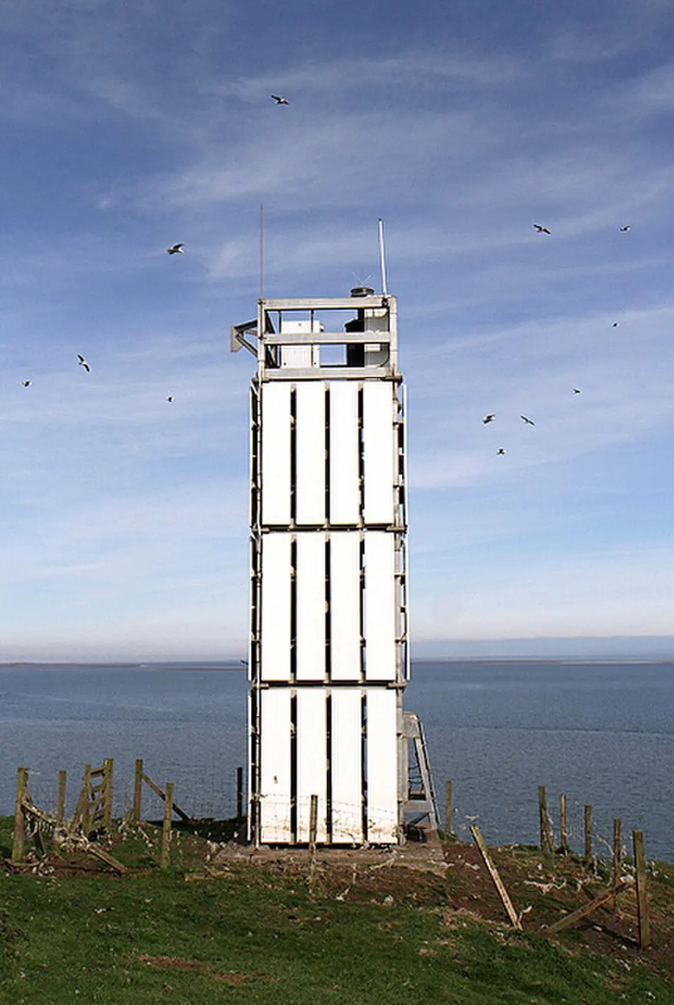 Image: Walter Baxter · CC BY-SA 2.0 Hestan Island Lighthouse