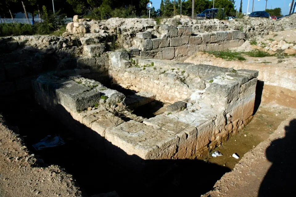 Εξαμίλιον τείχος