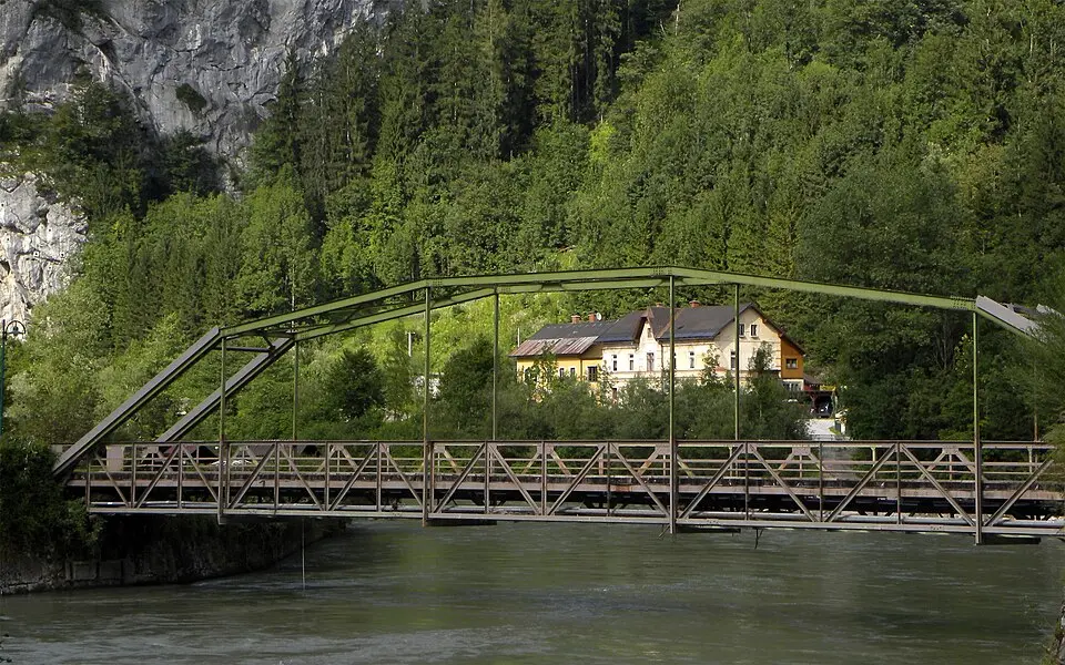 Straßenbrücke