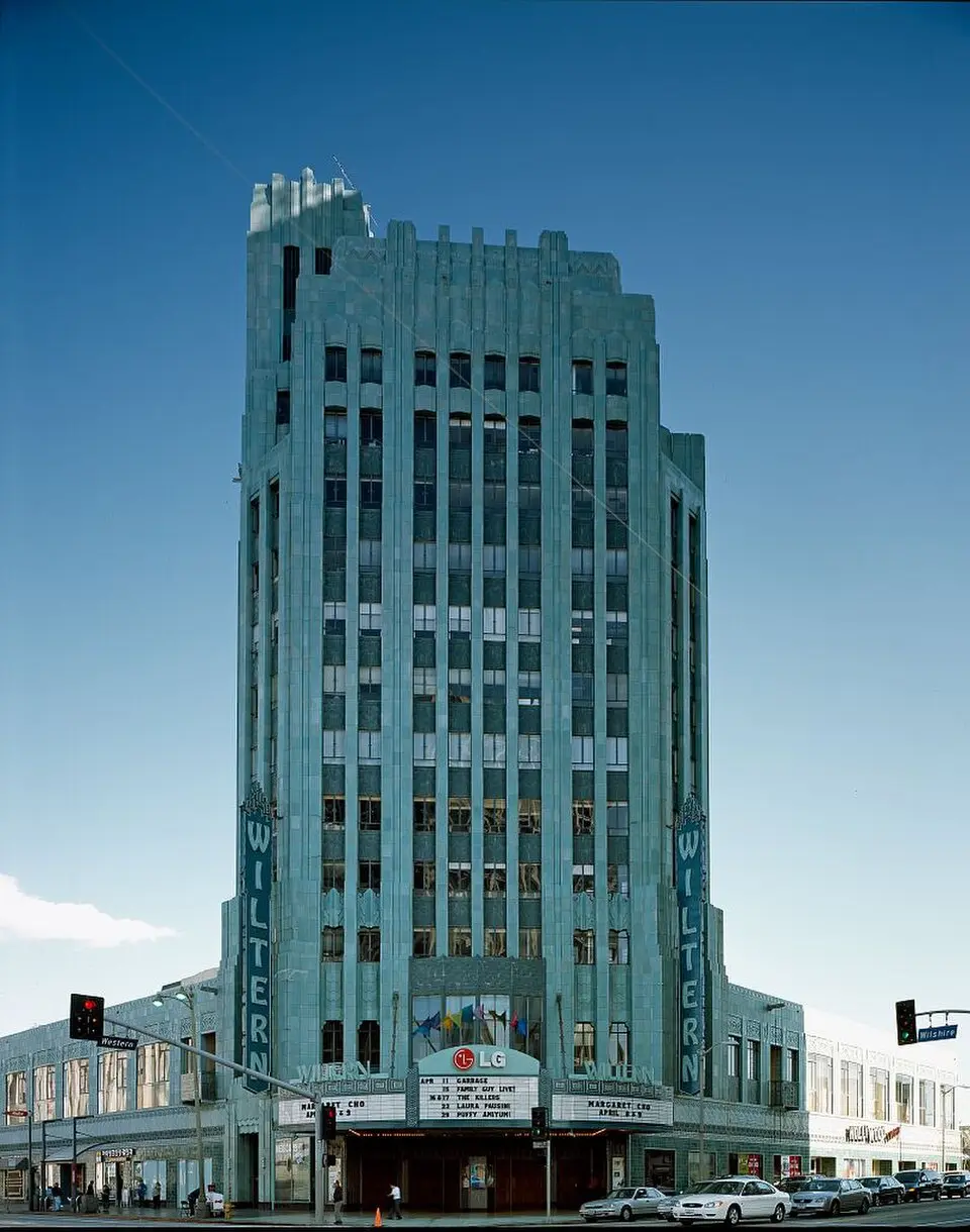 Image: Carol M. Highsmith · Public domain Pellissier Building et Wiltern Theatre