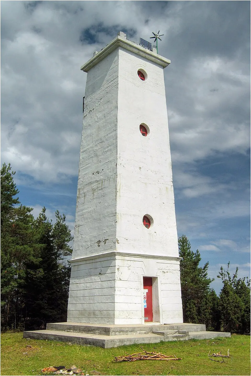 Hiiessaare lighthouse