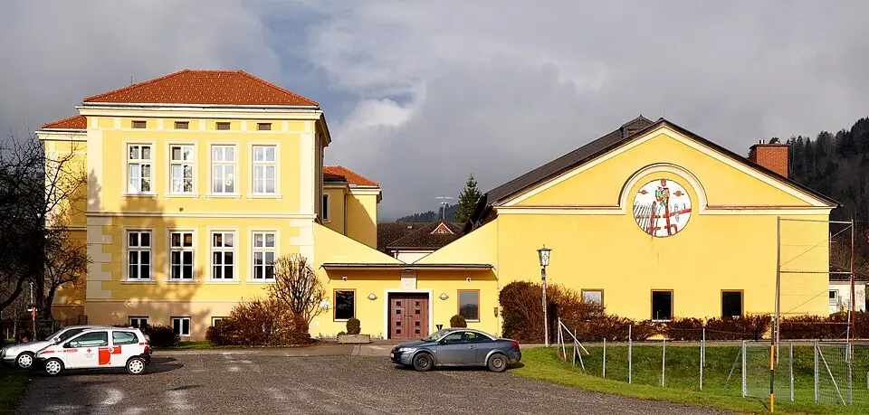 Obrázok: Johann Jaritz · CC BY-SA 3.0 AT Volksschule und Turnhalle