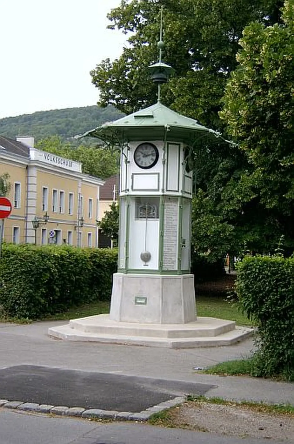 Image: User Karl Gruber on de.wikipedia · CC BY-SA 3.0 Weather station in Hinterbrühl