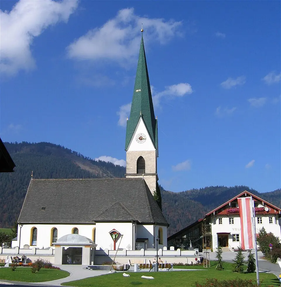 Kath. Pfarrkirche hl. Nikolaus und Friedhof mit Kriegerdenkmal