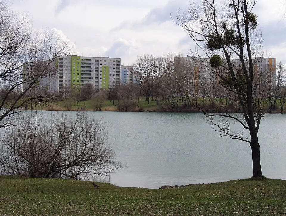 Slika: Invisigoth67 · CC BY-SA 3.0 Badeteich Hirschstetten