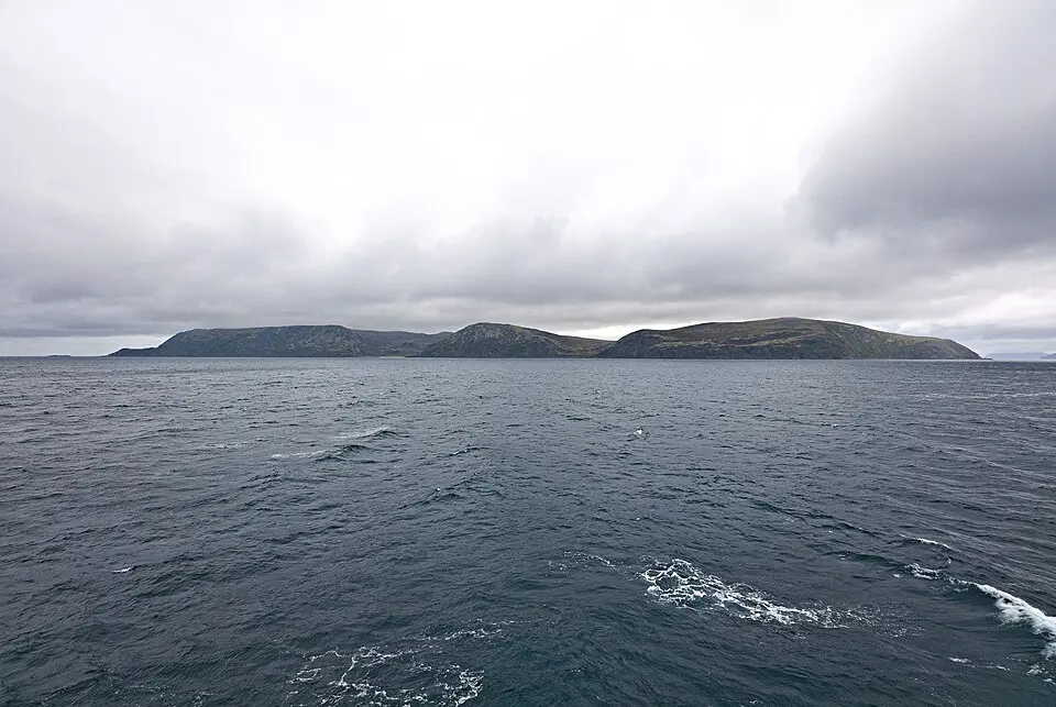 Hjelmsøya