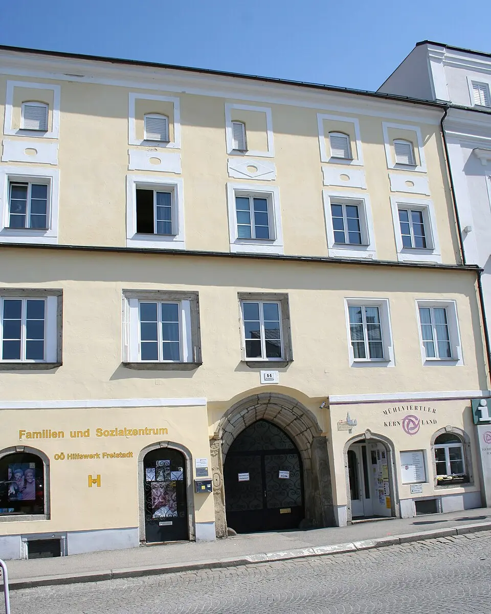 Bürgerhaus mit Teil der inneren Stadtmauer und Zwinger