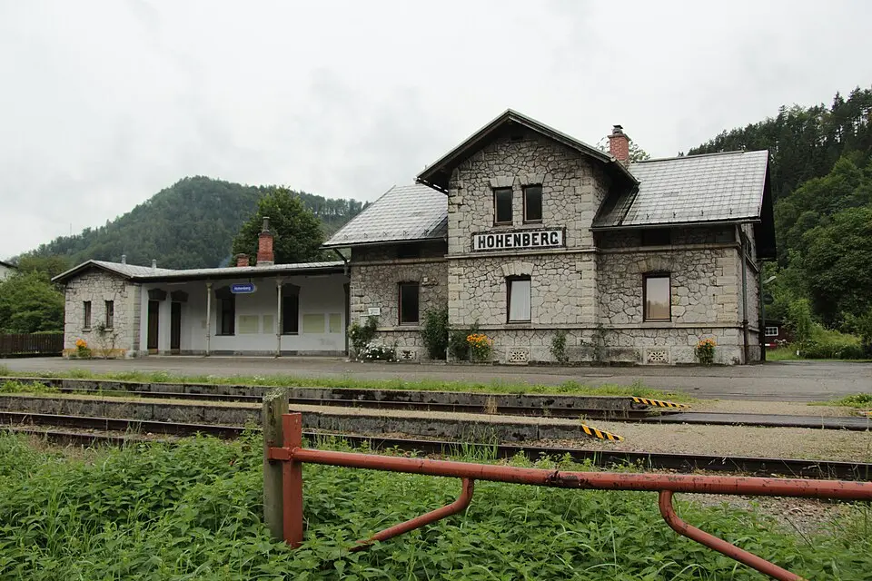Aufnahmegebäude Hohenberg