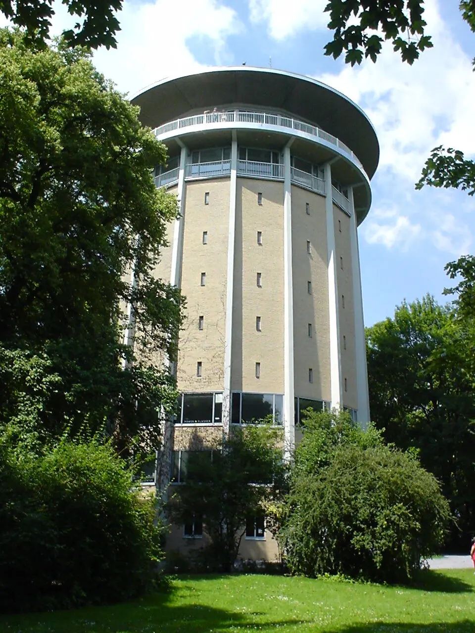 Image: Ahoerstemeier · CC BY-SA 3.0 Belvedere water tower