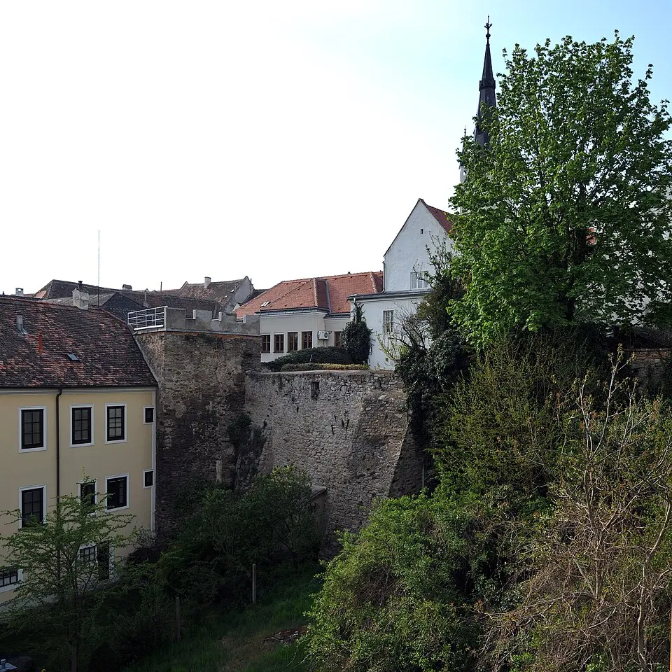Slika: Ailura · CC BY-SA 3.0 AT Teile der Stadtmauer und Befestigungsturm
