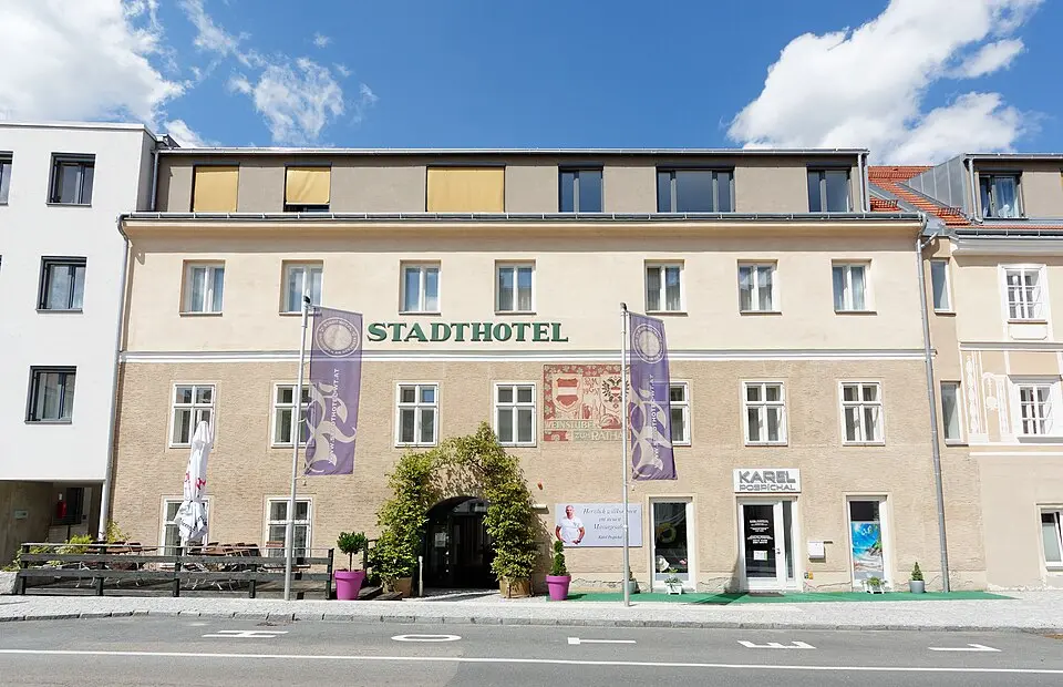 Stadthotel samt Stadtmauerabschnitt, ehem. Hotel Eder