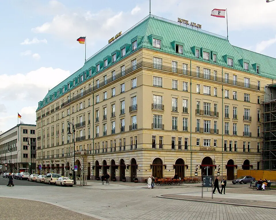 Kép: Raimond Spekking · CC BY-SA 4.0 Hotel Adlon