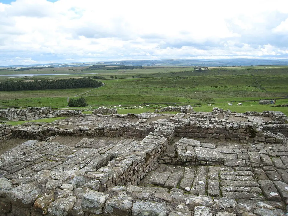Obrázek: Fryslan0109 at en.wikipedia · Public domain Housesteads