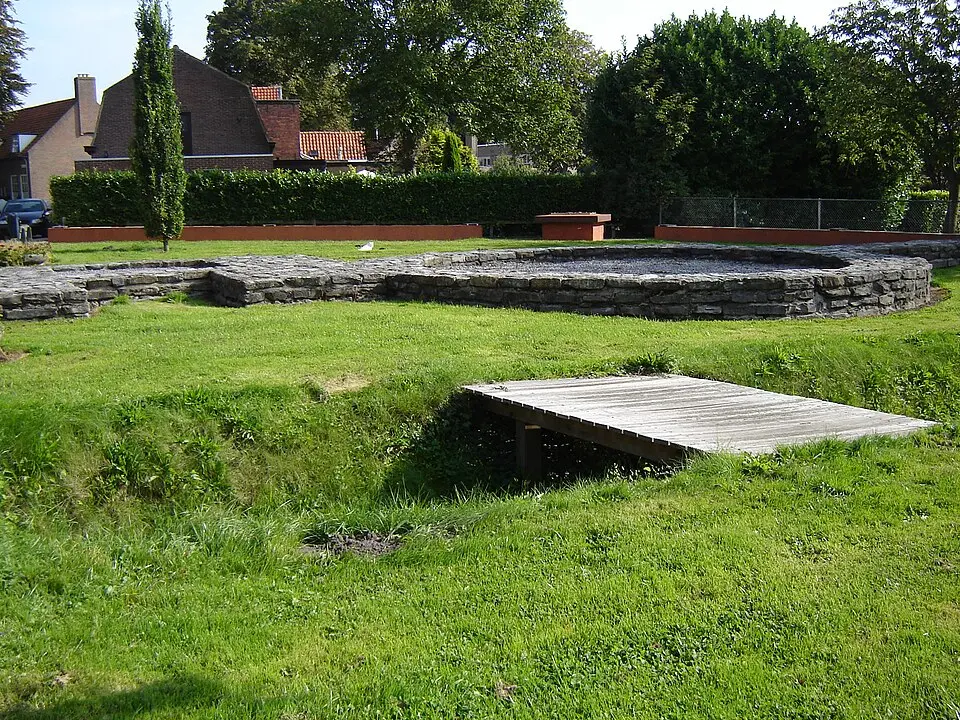 Image: LimoWreck · CC BY-SA 3.0 Terrein waarin de fundering van een toegangspoort met aansluitende vestingmuur en sporen van een spitsgracht, een toegangsweg en een brug