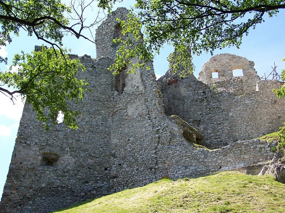 Hrad Hrušov, palác hradný východný III.