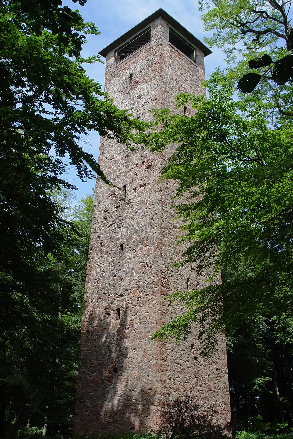 Kép: KaiBorgeest · CC BY-SA 4.0 Dr.-Hönlein-Turm