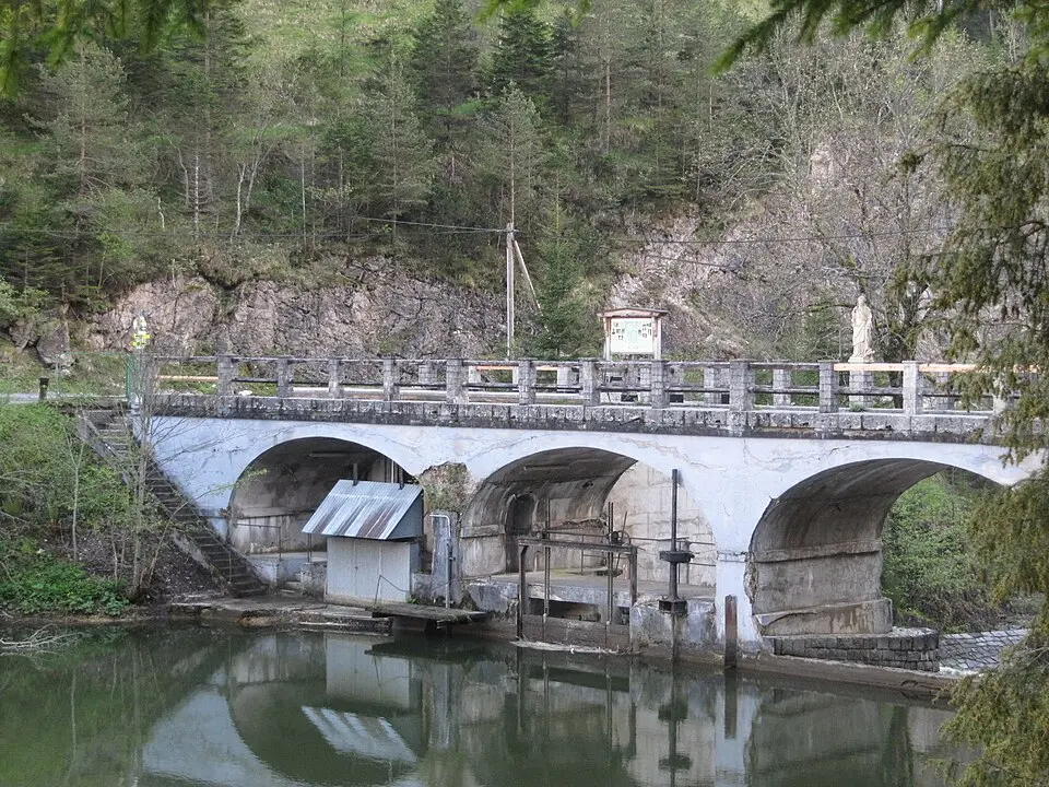 Brücke und Figur, Objekte 10 und 11