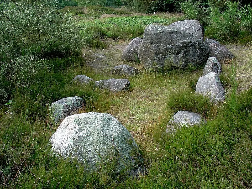 Terrein met de hunebedden D38, D39, D40, een grafheuvel en een complex zogenaamde hoogakkers