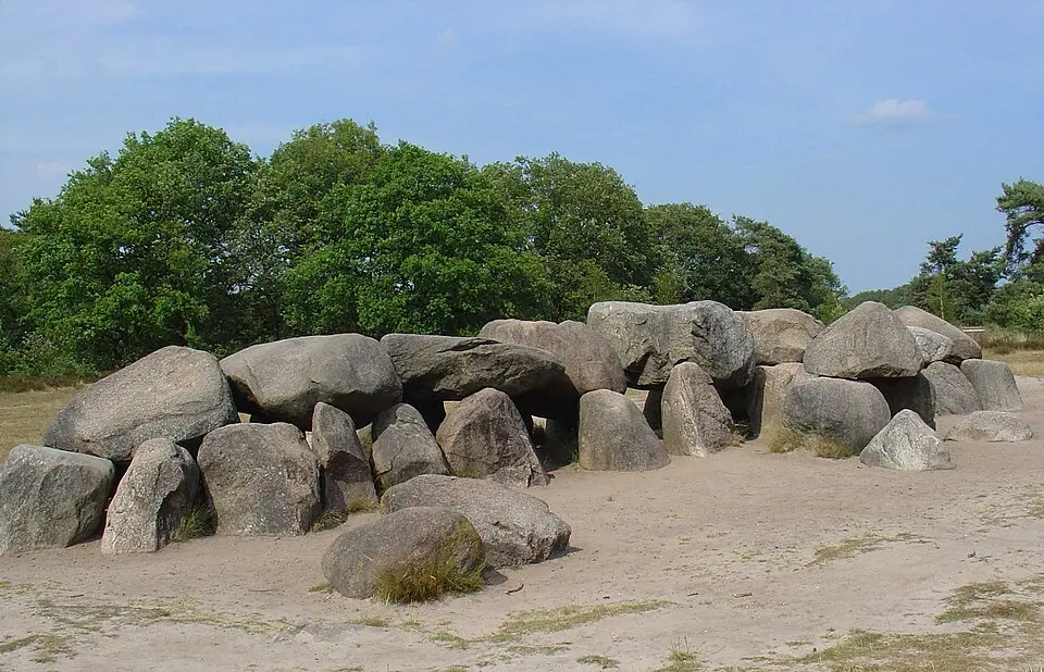 Terrein met de hunebedden D53 en D54, grafheuvels en een bron