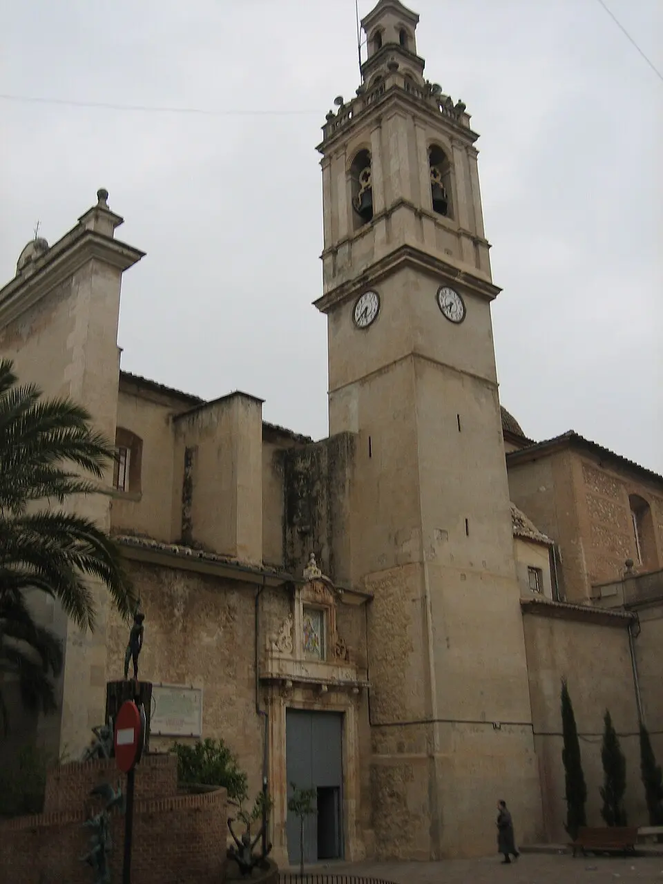 Wikimedia Commons · Public domain iglesia de San Pedro
