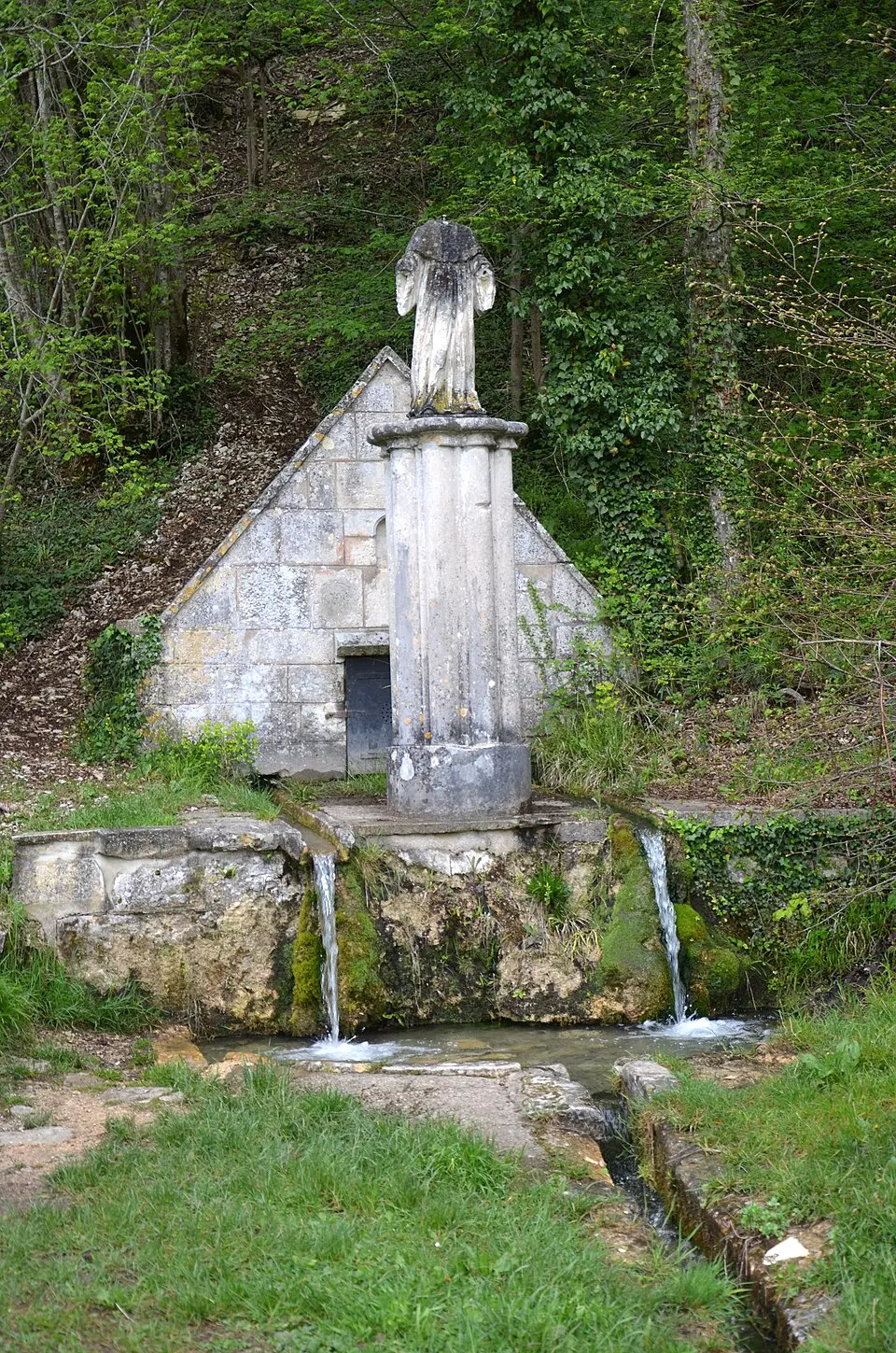 Bild: Pline · CC BY-SA 3.0 fontaine Saint-Gauthier