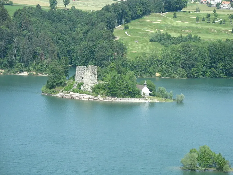 Vers-les-Tours, mittelalterliche Burg- und Stadtruinen von Pont-en-Ogoz