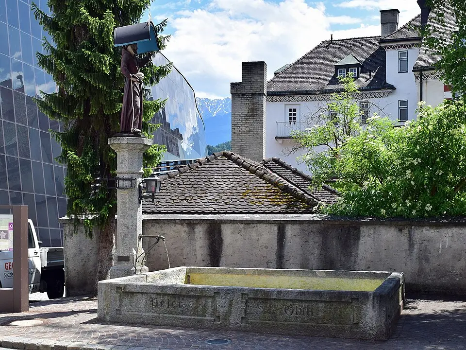 Image: Haeferl · CC BY-SA 3.0 AT Franziskusbrunnen