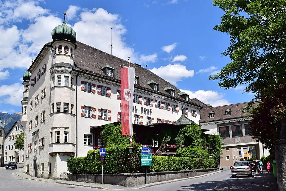 Image: Haeferl · CC BY-SA 3.0 AT Hotel Post, ehem. Ansitz Sprengenstein