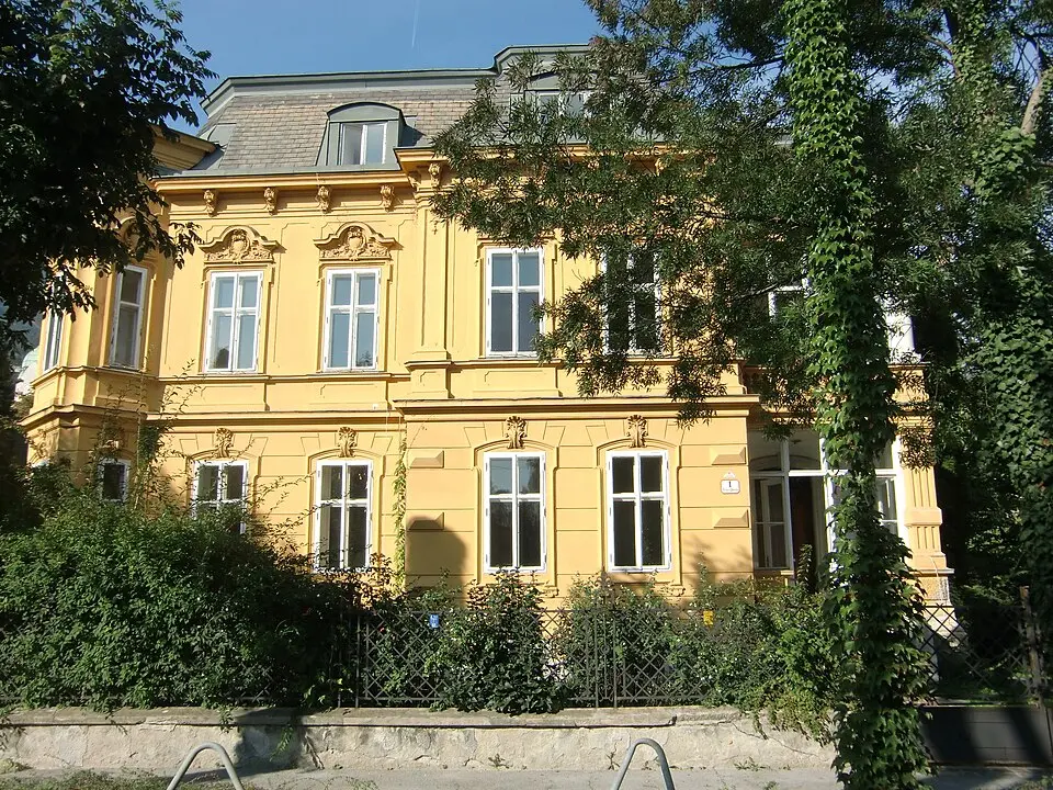 Villa mit Einfriedung