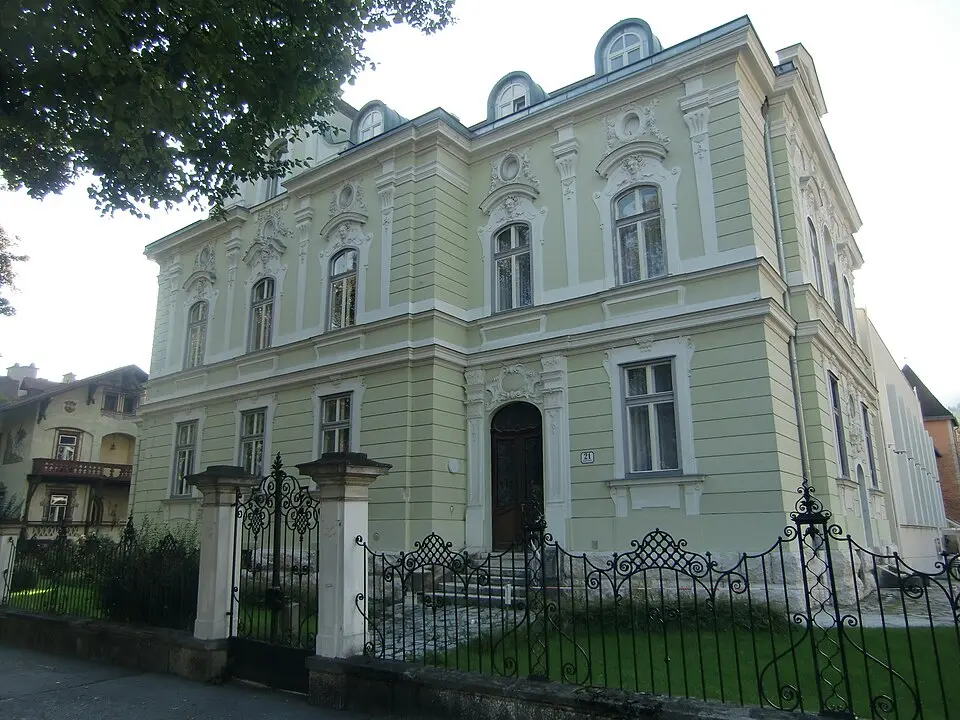 Villa Hebenstreit mit Garteneinfassung (ehem. Kloster der Don Bosco Schwestern)