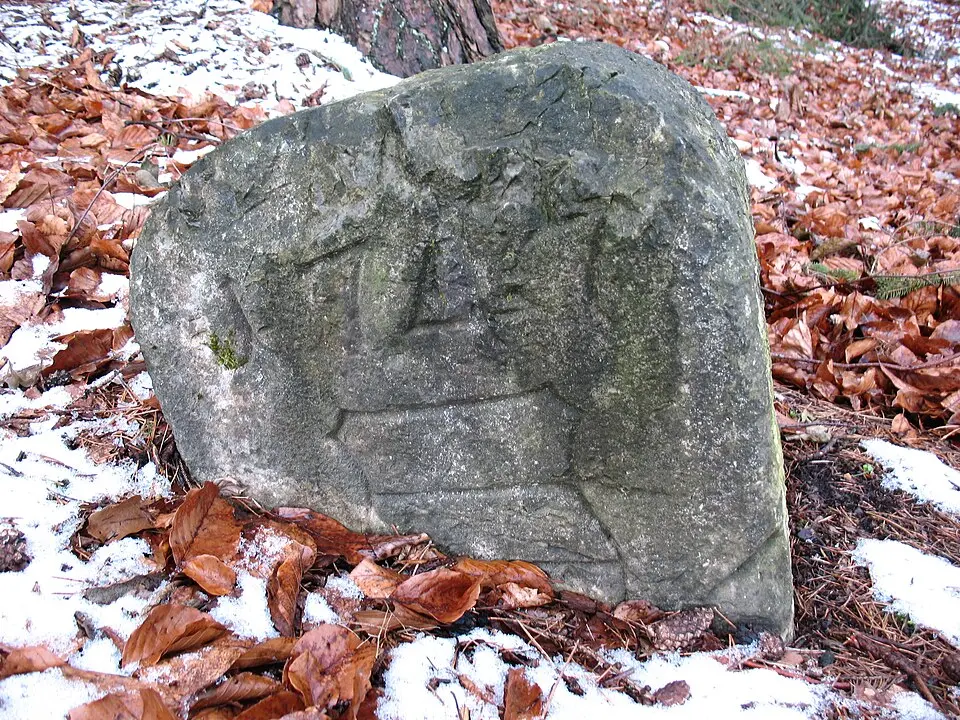Grenzstein am Weg zur Vogelhütte