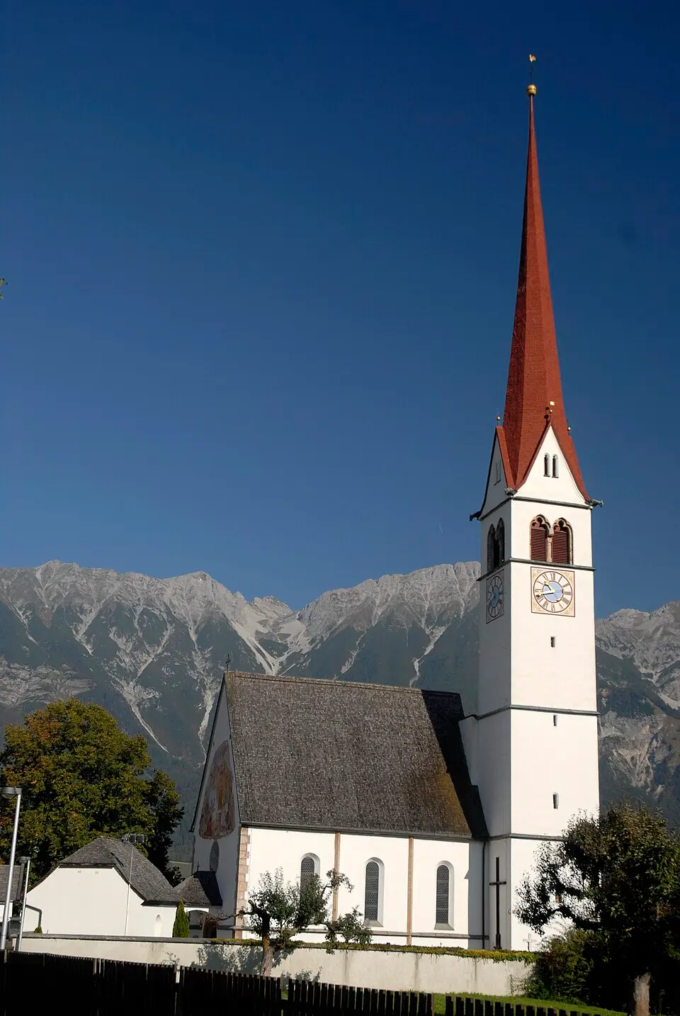 Slika: Haneburger · Public domain Kath. Pfarrkirche Mariae Himmelfahrt mit Friedhof und Totenkapelle (Kriegerdenkmal)
