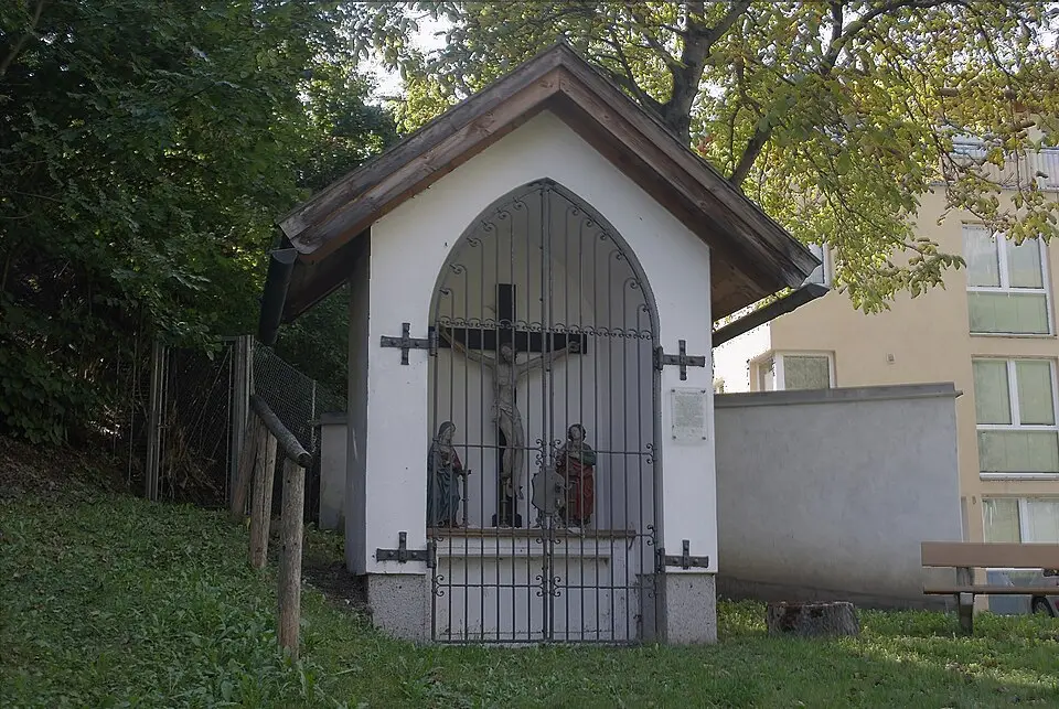 Slika: Hafelekar (talk) · CC BY-SA 3.0 AT Ehem. Pestfriedhof Arzl mit Kapellenbildstock