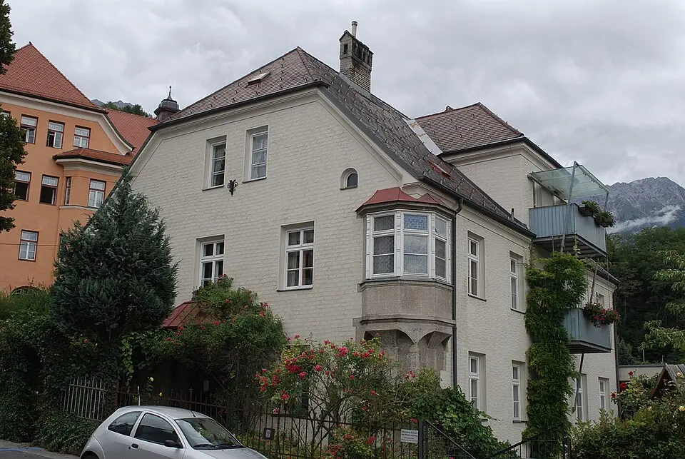 Obrázok: Hafelekar · CC BY-SA 3.0 Widum der Neuen Höttinger Pfarrkirche
