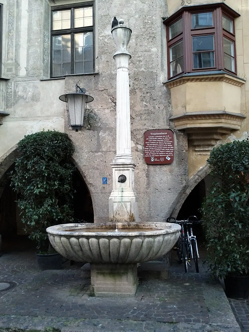 Brunnen vor Trautsonhaus