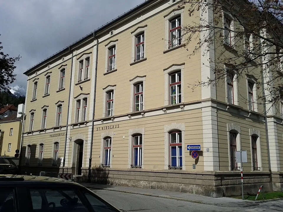 Volksschule St. Nikolaus mit östlich angrenzender Einfriedungsmauer