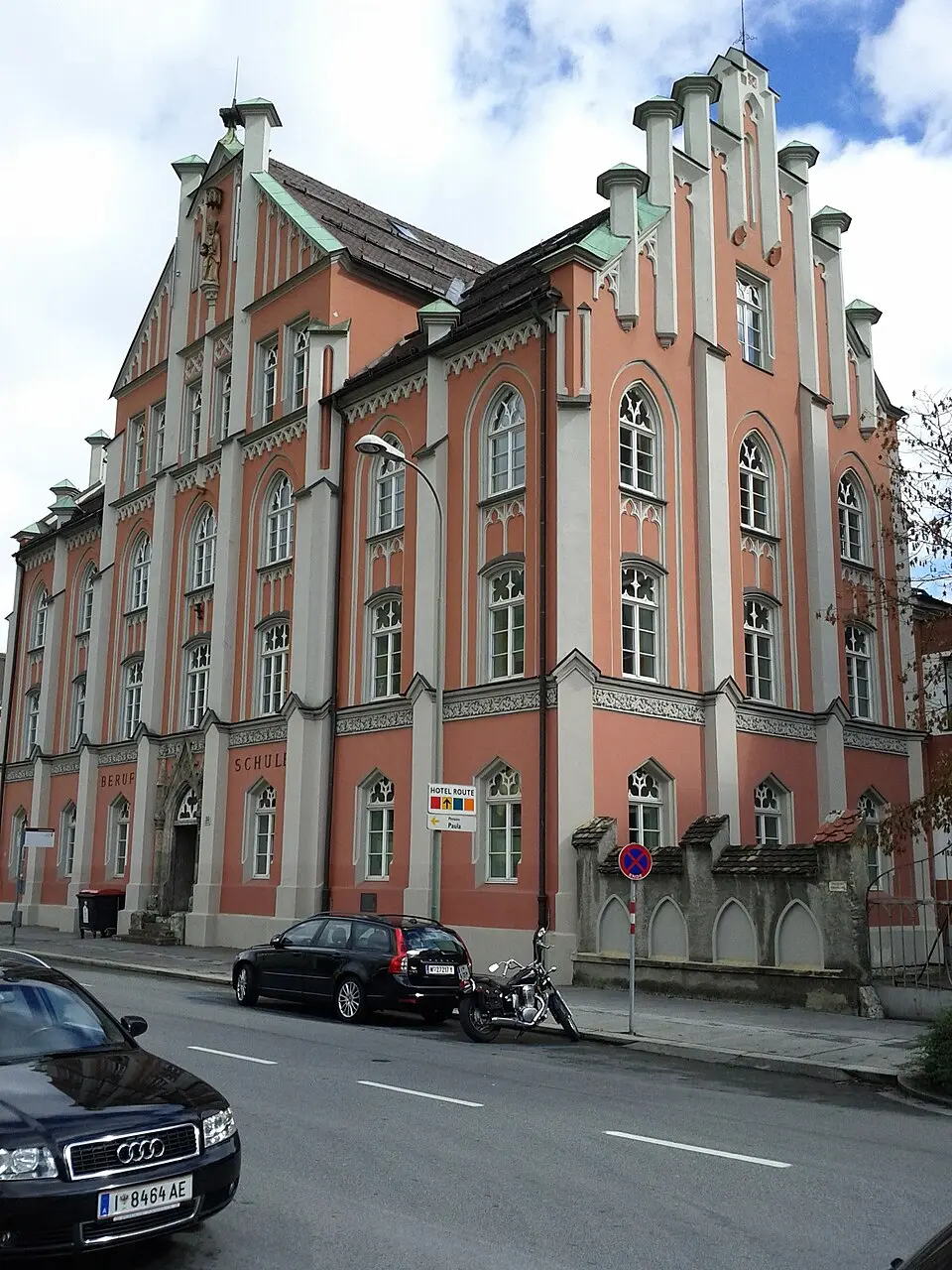 Slika: Leitzsche (talk) · CC BY-SA 3.0 AT St. Nikolaus-Schule mit Einfriedung an der Innstraße