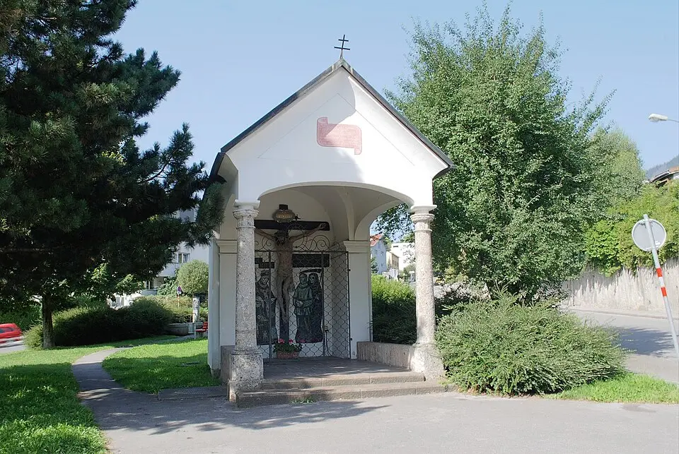 Image: Hafelekar · CC BY-SA 3.0 AT Kapelle Großer Gott mit Brunnen